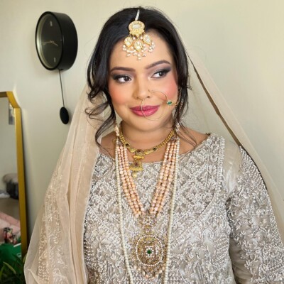 Make a bold statement with this sophisticated evening glam by Beauty by Krimse. Sophisticated evening makeup look with bold lips by Beauty by Krimse