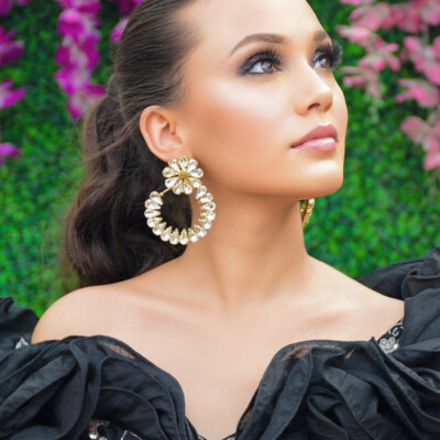 Bridal hairstyling with a glamorous touch and soft curls. Bridal hairstyling with a glamorous touch and soft curls.