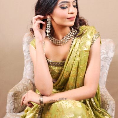 Beauty by Krimse creates soft, flowing waves and complements them with elegant hair accessories Bridal hair design featuring soft waves and elegant hair accessories.